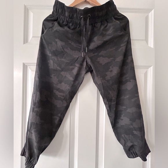 Women’s Camo  Capris Size Petite Small - Picture 1 of 4